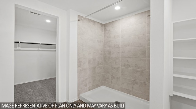 bathroom featuring tiled shower