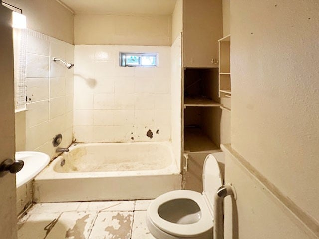 bathroom with toilet and tiled shower / bath combo