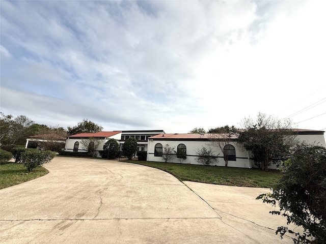 view of front facade with a front yard