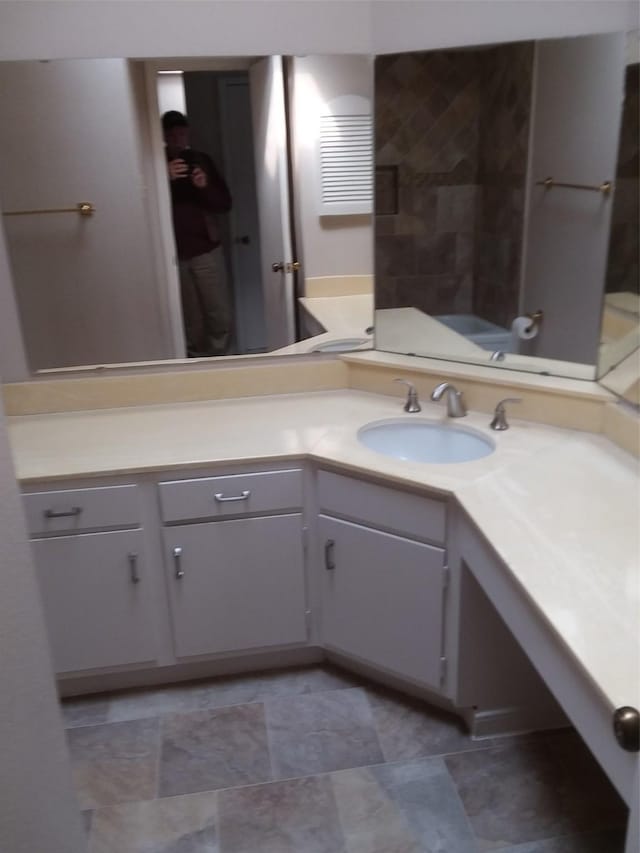 bathroom with vanity