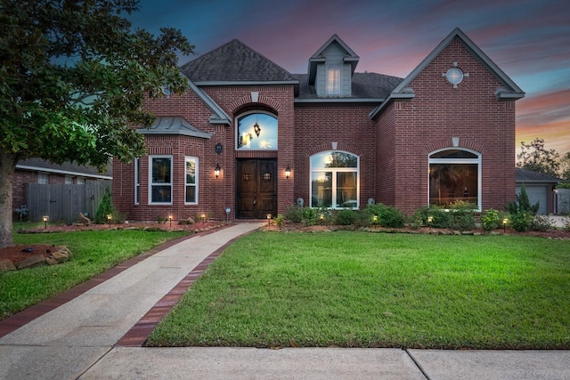 front of property featuring a yard