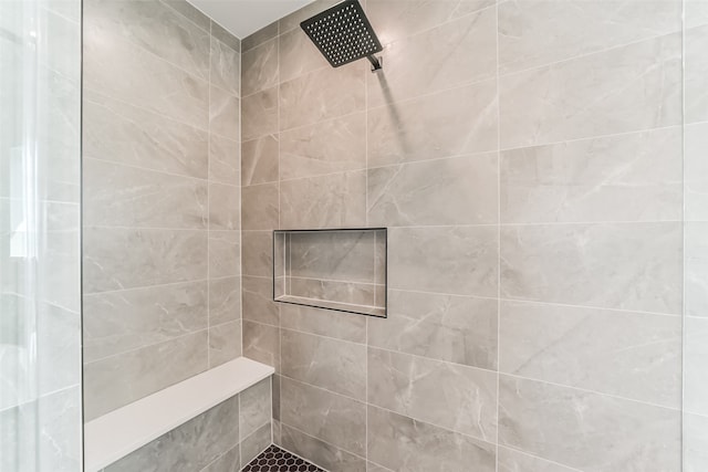 bathroom featuring a tile shower