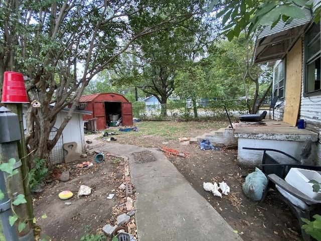 view of yard with a storage unit