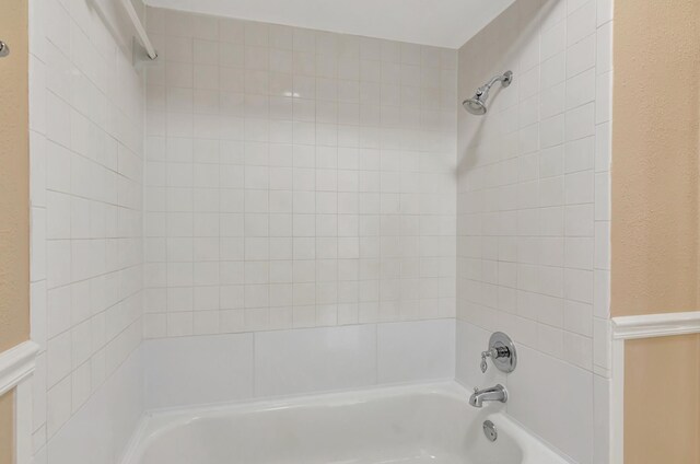 bathroom with tiled shower / bath combo