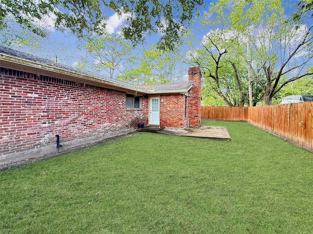 view of yard featuring a patio area