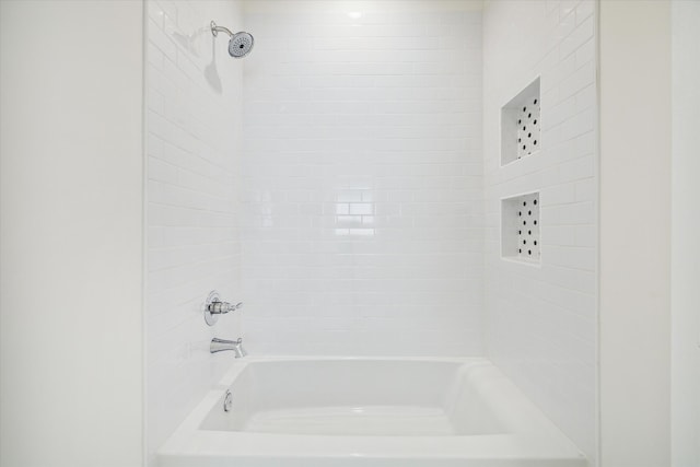 bathroom with tiled shower / bath