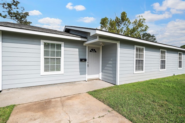 view of front of property with a front lawn