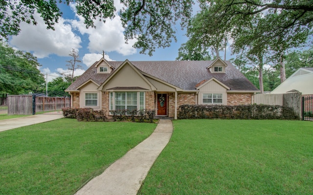 view of front of property featuring a front lawn