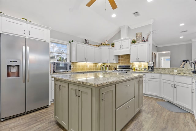 kitchen featuring light hardwood / wood-style floors, stainless steel appliances, sink, crown molding, and backsplash