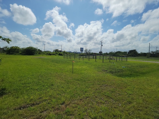 Listing photo 2 for 915 17th St, Bolivar TX 77650