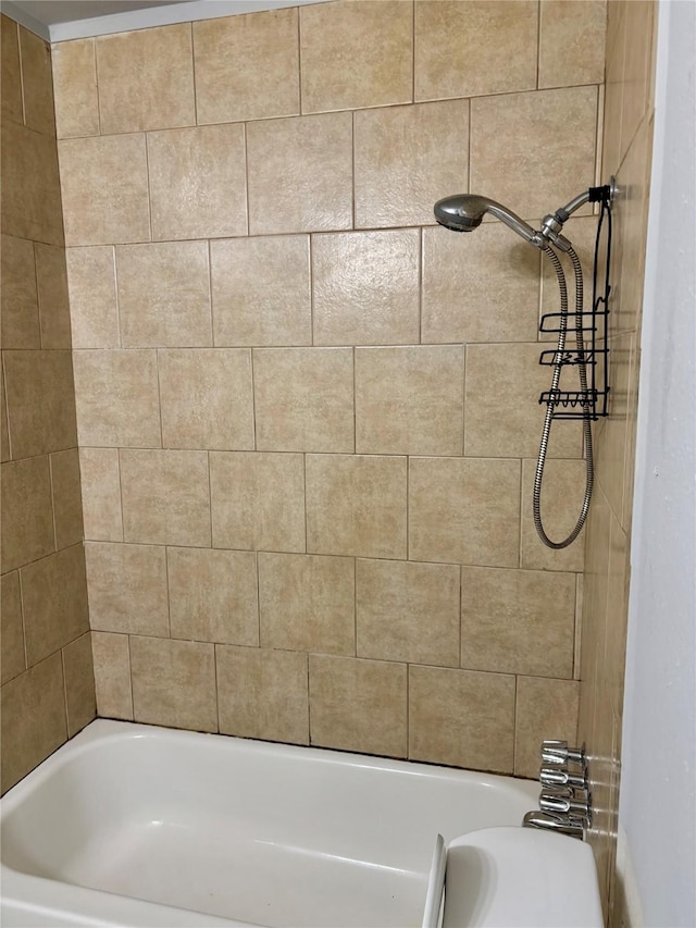 bathroom featuring tiled shower / bath combo