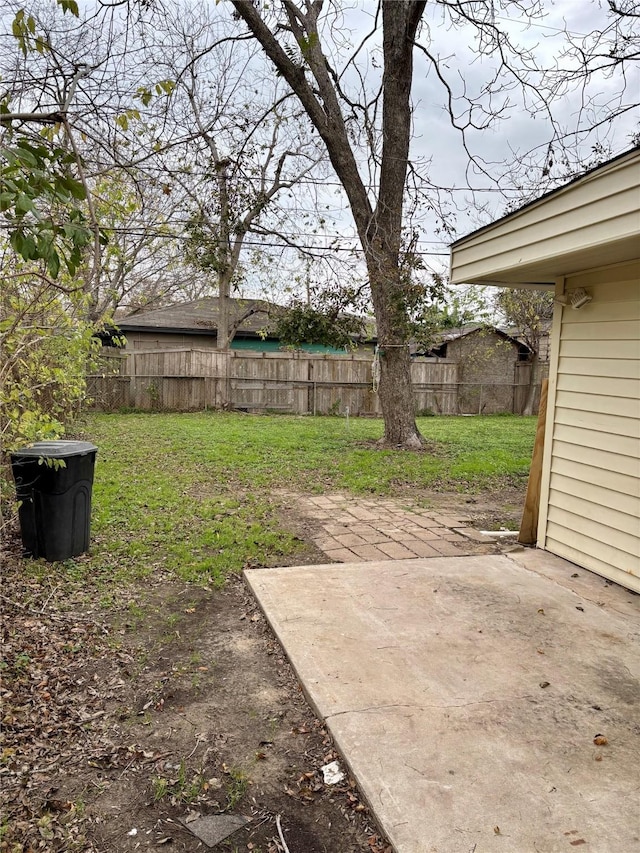 view of yard featuring a patio area