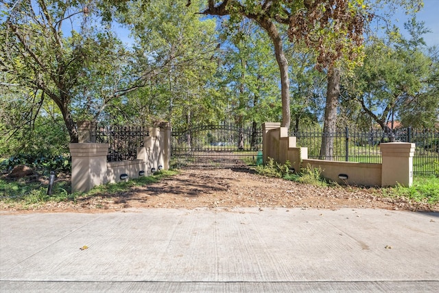 Listing photo 2 for 8818 Sandringham Dr, Houston TX 77024