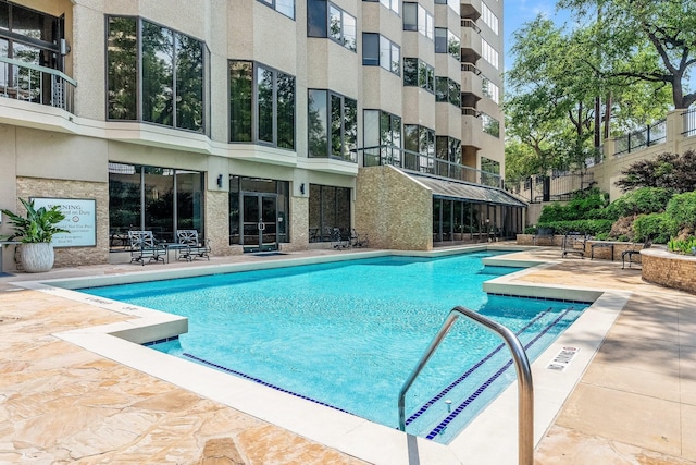 view of swimming pool