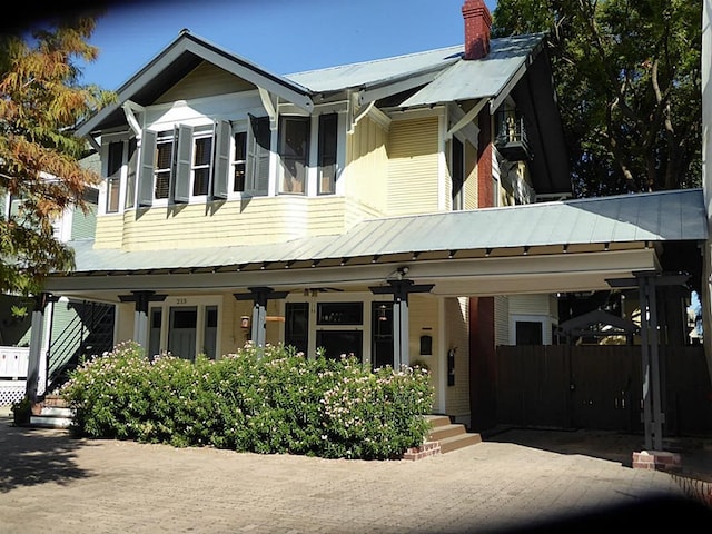 view of front facade with ceiling fan and covered porch