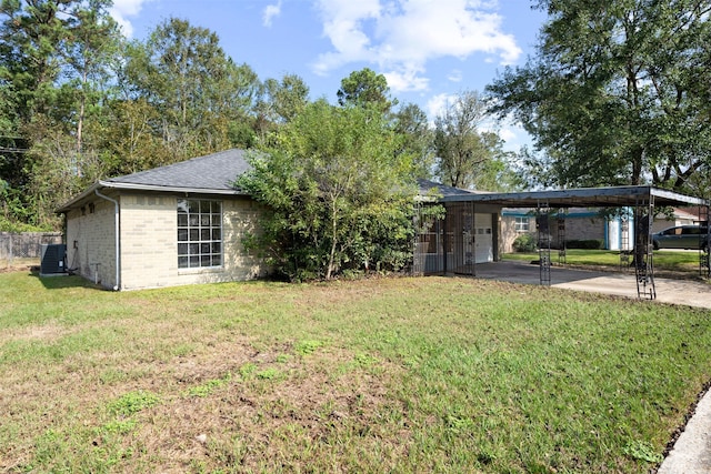 view of front of home featuring cooling unit and a front lawn