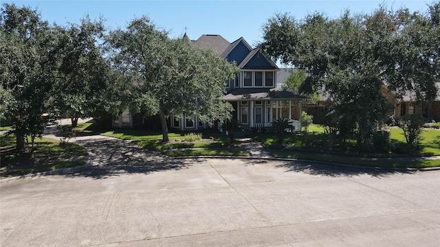 view of front of property with a front yard