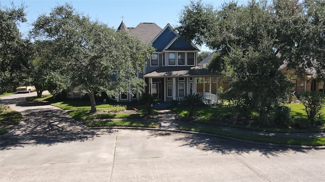 view of front of property with a front lawn