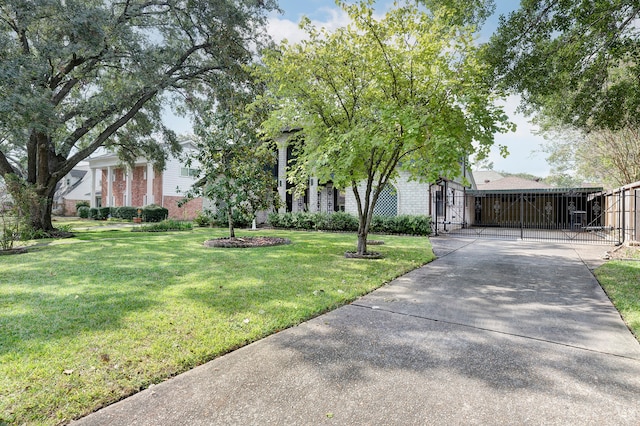 view of front facade featuring a front lawn