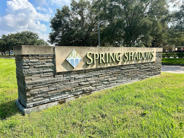 community / neighborhood sign featuring a lawn