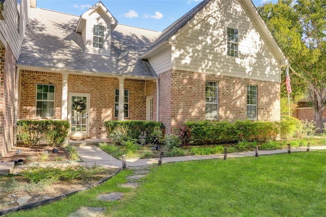 view of front of house featuring a front lawn