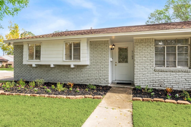 view of front of property with a front yard