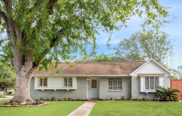 single story home featuring a front lawn