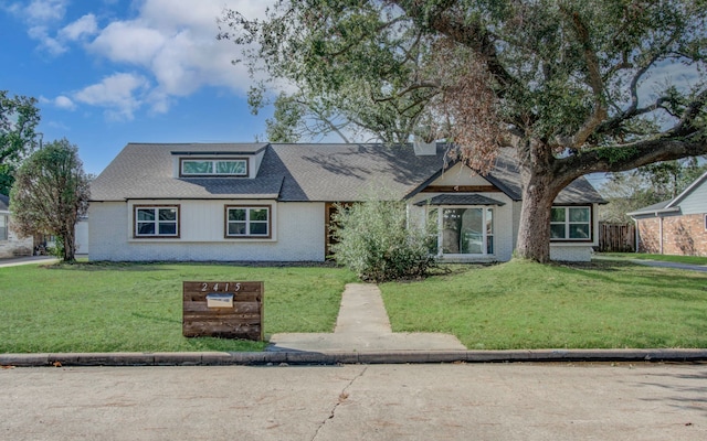 view of front of property with a front yard