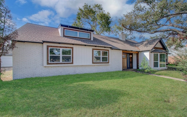 view of front facade with a front yard