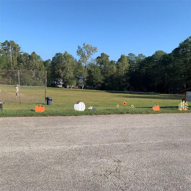 view of property's community featuring a lawn