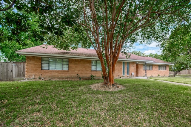 ranch-style house featuring a front lawn