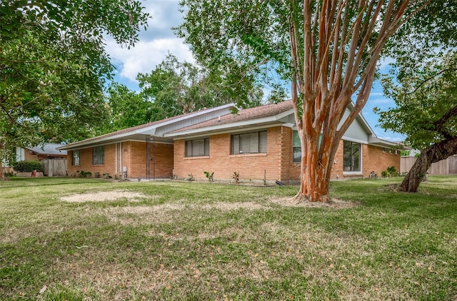 view of front facade featuring a front yard