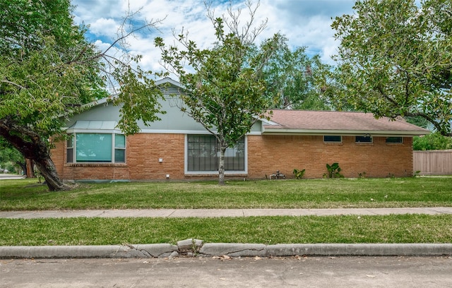 view of front of house featuring a front lawn