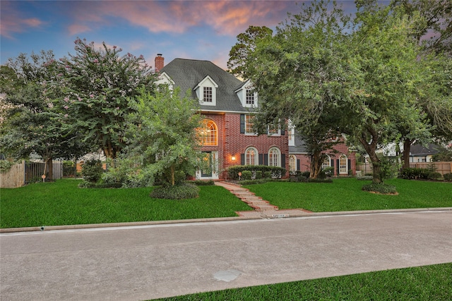 view of front of house featuring a lawn