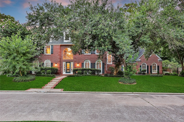 view of front of property featuring a yard