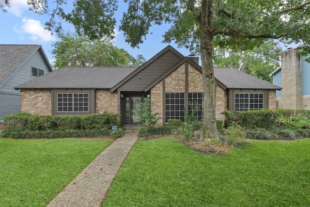 view of front of home featuring a front lawn