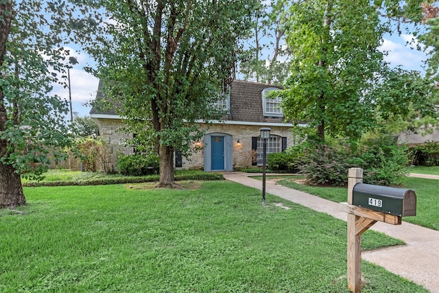 view of front of house featuring a front lawn