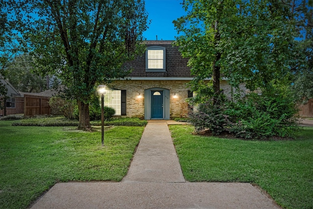 view of front facade featuring a front lawn