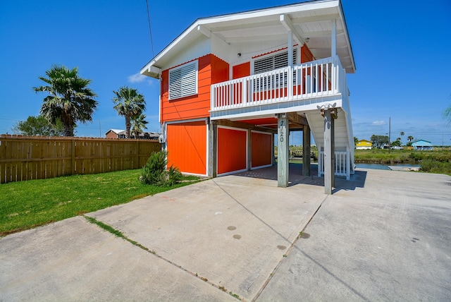 7120 E Hunter Dr, Hitchcock, TX 77563 - view of front of property featuring driveway, a balcony, and a carport