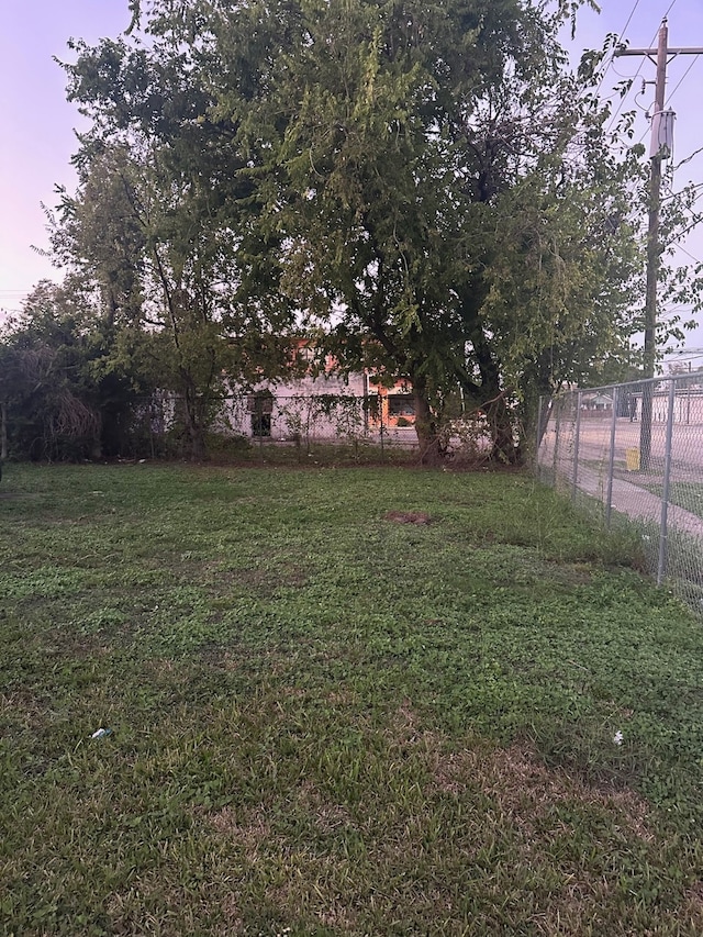 view of yard at dusk