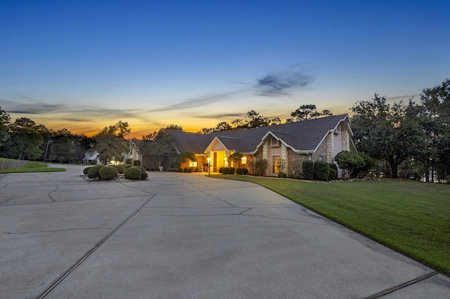 single story home featuring a lawn