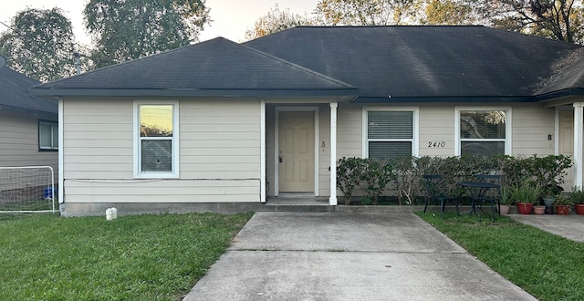 view of front of property with a front yard