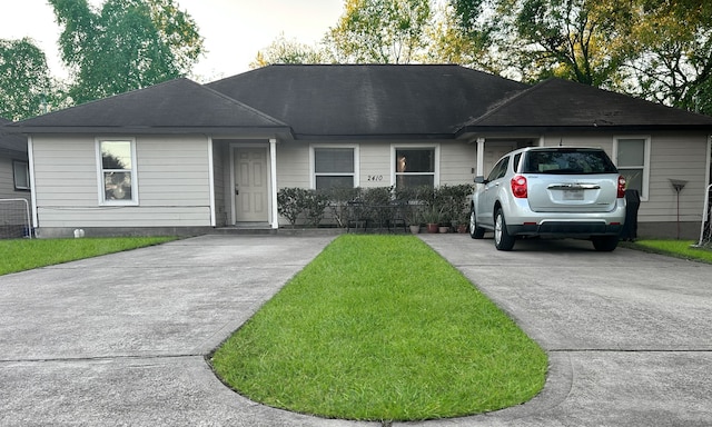 ranch-style house featuring a front yard