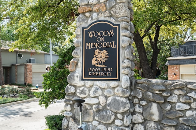 view of community / neighborhood sign