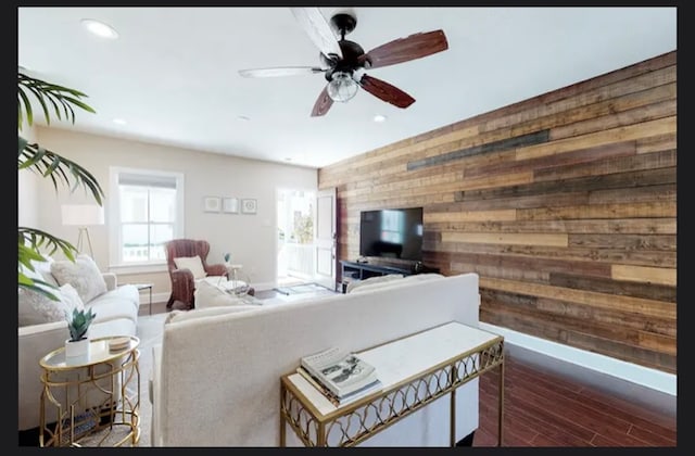 living room with dark wood-type flooring and ceiling fan