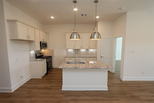 kitchen featuring a sink, stainless steel appliances, dark wood-type flooring, and visible vents