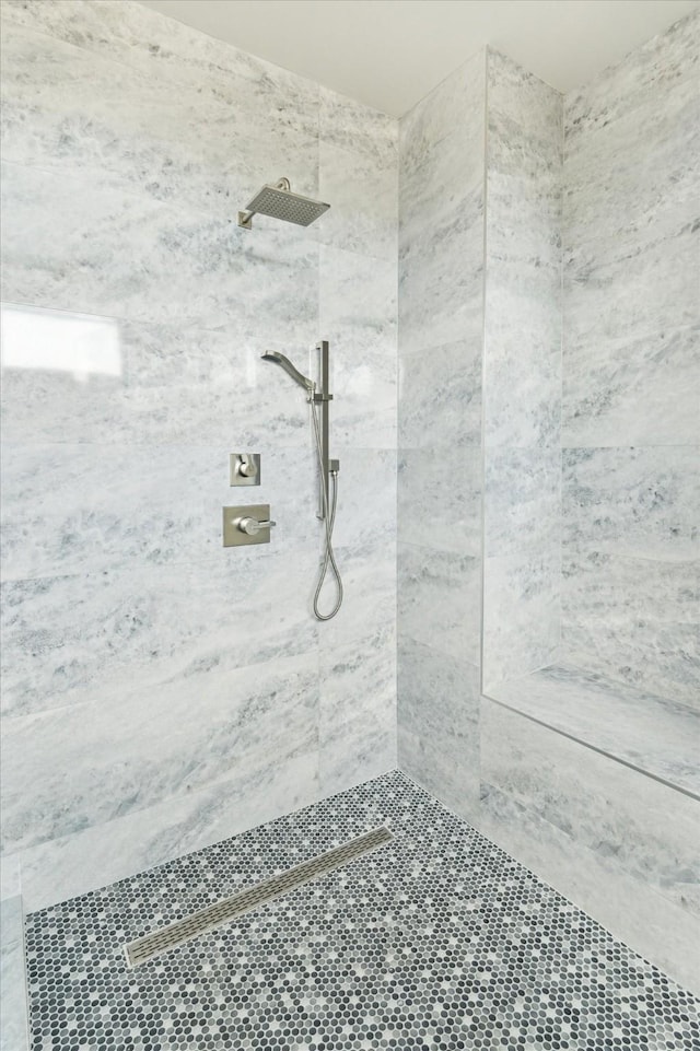 bathroom featuring tiled shower