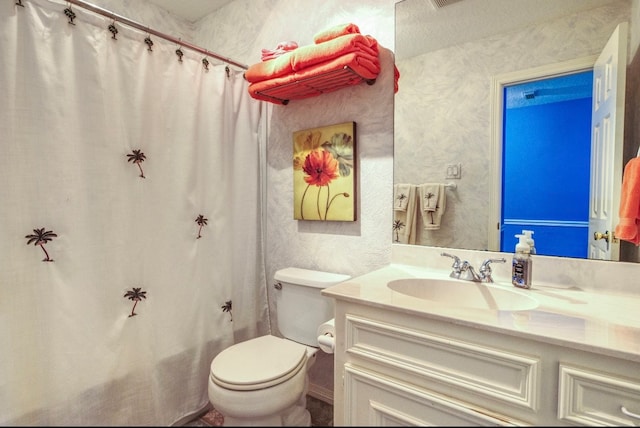 full bathroom featuring shower / bath combo with shower curtain, vanity, and toilet