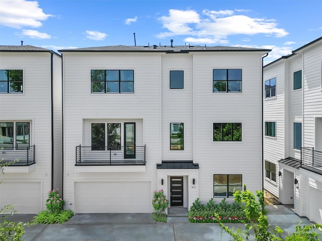 townhome / multi-family property featuring a garage