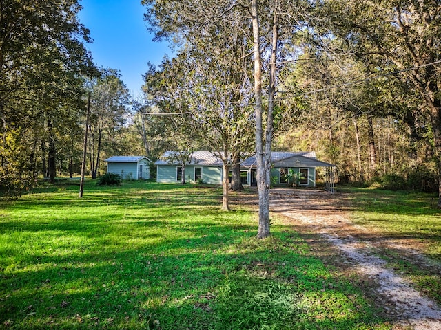 ranch-style house featuring a front yard